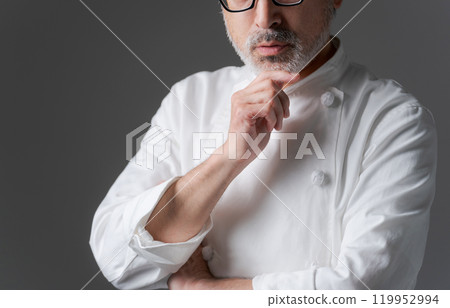 穿著廚師外套的老人 119952994