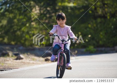 試著練習騎自行車的小學生 試著練習騎自行車的小學生 119953337