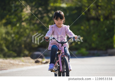 試著練習騎自行車的小學生 試著練習騎自行車的小學生 119953338