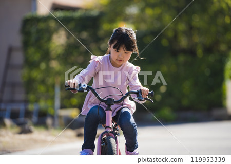 試著練習騎自行車的小學生 試著練習騎自行車的小學生 119953339