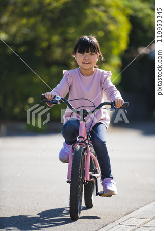 試著練習騎自行車的小學生 119953345