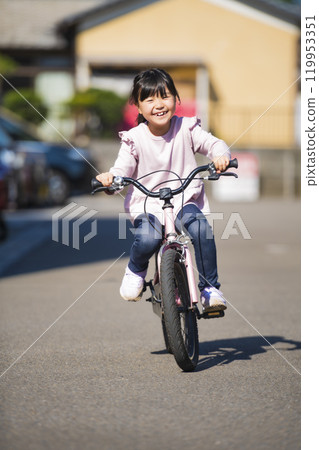 試著練習騎自行車的小學生 試著練習騎自行車的小學生 119953351