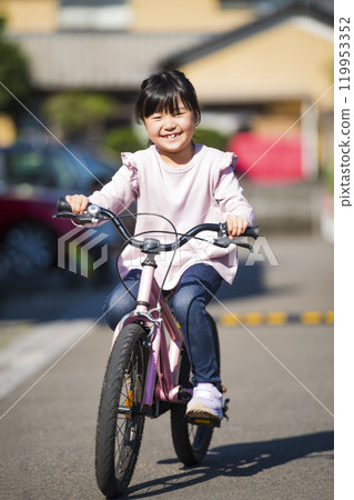 試著練習騎自行車的小學生 119953352