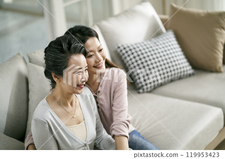 portrait of asian senior mother and adult daughter 119953423