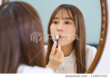 一位化妝的年輕女士 119953455