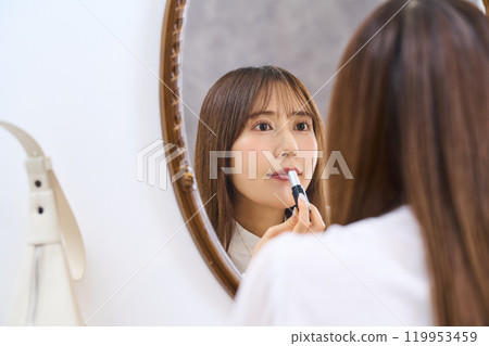 一位化妝的年輕女士 119953459
