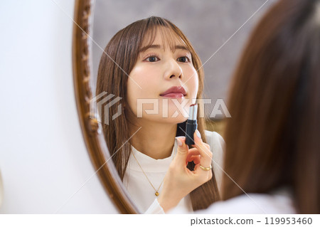 一位化妝的年輕女士 119953460