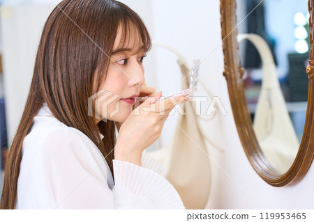 A young lady who makes a makeup 119953465