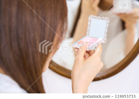 一位化妝的年輕女士 119953733