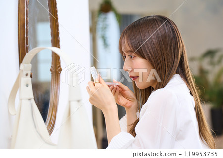 A young lady who makes a makeup 119953735