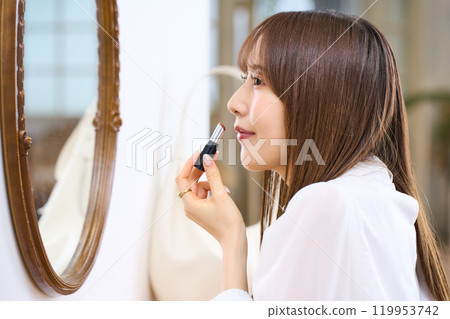 一位化妝的年輕女士 119953742