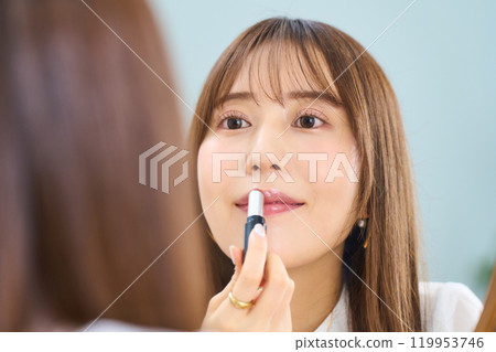 A young lady who makes a makeup 119953746