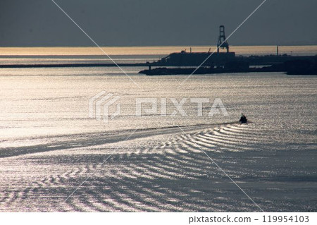 穿越來島海峽前往今治港的小船泛起的漣漪 穿越來島海峽前往今治港的小船泛起的漣漪 119954103