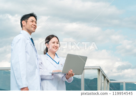 鄉鎮、地區、地方城市醫院工作的醫護人員、白大褂醫生、醫生、醫護人員。 鄉鎮、地區、地方城市醫院工作的醫護人員、白大褂醫生、醫生、醫護人員。 119954545