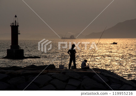 今治西浦海岸的燈塔與釣魚者 今治西浦海岸的燈塔與釣魚者 119955216