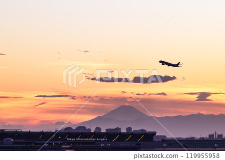 A passenger plane taking off from Haneda Airport in the evening and the silhouette of Mt. Fuji 119955958