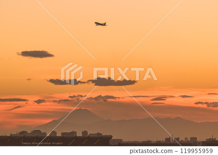 A passenger plane taking off from Haneda Airport in the evening and the silhouette of Mt. Fuji 119955959