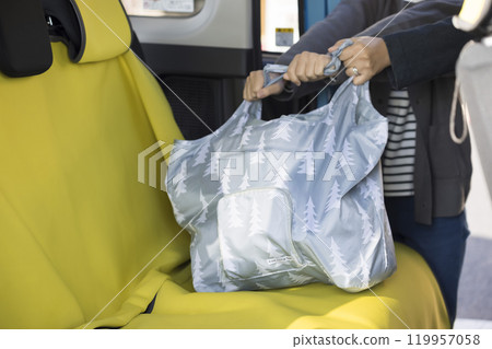 購物幫助圖片：父母與孩子將行李放入汽車後座 119957058