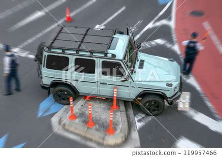 發生事故的汽車的拆除工作 119957466