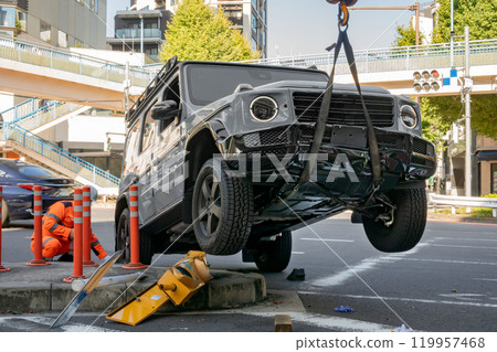 發生事故的汽車的拆除工作 119957468