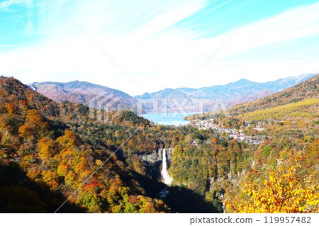 奧日光的秋天 - 從明智平展望台看到的華嚴瀑布和中禪寺湖 - 紅葉風景 119957482