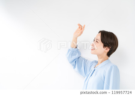 A woman who cares about UV rays 119957724