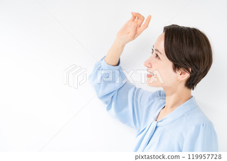 A woman who cares about UV rays 119957728