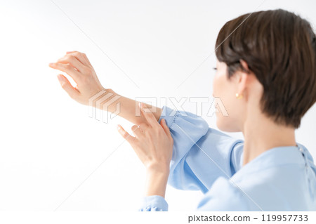 A woman who cares about UV rays 119957733