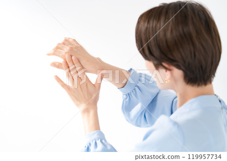 A woman who cares about UV rays 119957734