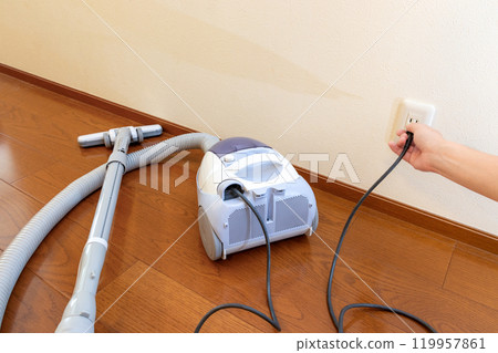 Plug the vacuum cleaner into the power outlet Plug the vacuum cleaner into the power outlet 119957861