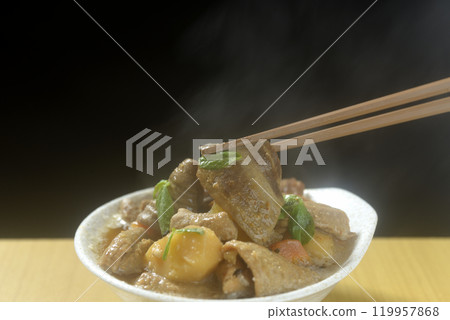 Pick up a small bowl of stewed offal with chopsticks 119957868