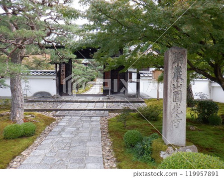 The main gate of Enkoji Temple in Sakyo Ward, Kyoto City 119957891