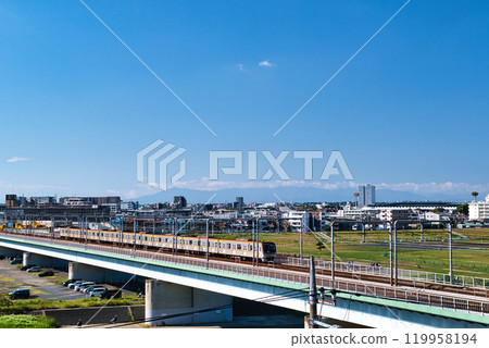 Mount Fuji and the Tokyu Toyoko and Meguro lines crossing the Tama River Bridge 119958194