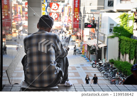 坐著看報紙的老人 119958642