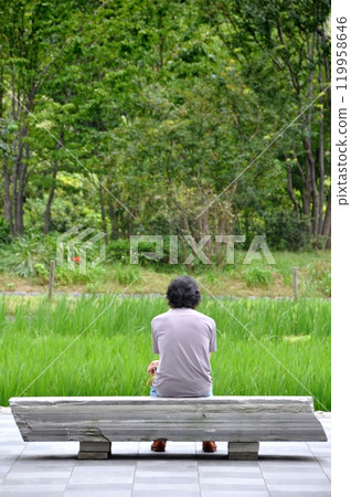 男子在板凳上休息 119958646