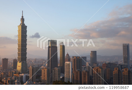 Taiwan's cityscape and skyscraper 101 in the evening as seen from Elephant Mountain 119958687