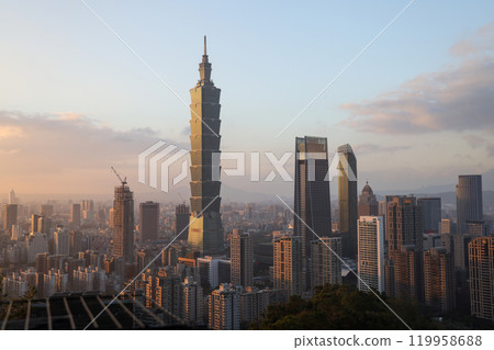 Taiwan's cityscape and skyscraper 101 in the evening as seen from Elephant Mountain 119958688