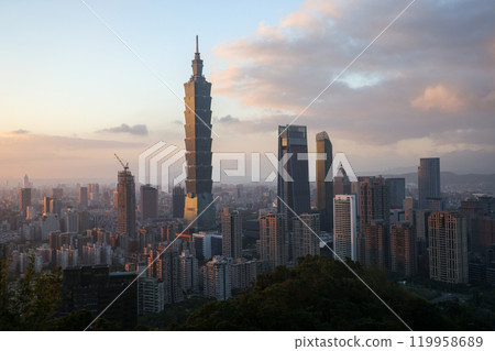 Taiwan's cityscape and skyscraper 101 in the evening as seen from Elephant Mountain 119958689
