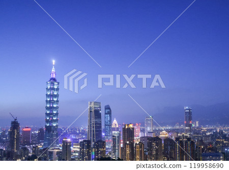 從雕像山看傍晚的台灣城市景觀和摩天大樓101 從雕像山看傍晚的台灣城市景觀和摩天大樓101 119958690