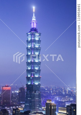 從雕像山看傍晚的台灣城市景觀和摩天大樓101 119958691