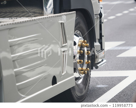 一輛大卡車的前輪有金輪螺母的 119958773