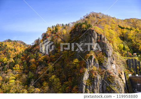 Autumn leaves at Hoheikyo Gorge, Jozankei, Hokkaido 119958880