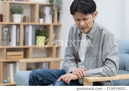 身體狀況不佳的中年男子胸痛 身體狀況不佳的中年男子胸痛 119959001