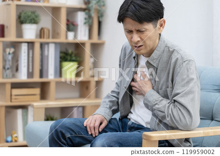 Middle-aged man with poor physical condition Chest pain Middle-aged man with poor physical condition Chest pain 119959002