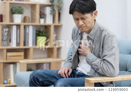 Middle-aged man with poor physical condition Chest pain 119959003