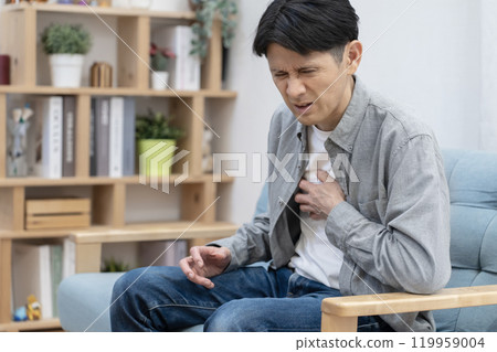 身體狀況不佳的中年男子胸痛 身體狀況不佳的中年男子胸痛 119959004