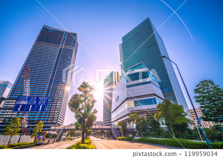 日本橫濱市景 櫻木町車站前...橫濱市政廳沐浴在早晨的陽光下...希望之光...新年形象=11月3日 119959034