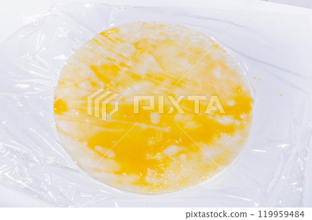 宣紙浸入雞蛋液中 119959484