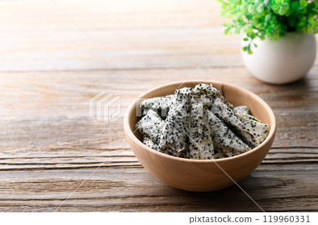 火龍果(乾燥火龍果)白火龍果舊板背景 火龍果(乾燥火龍果)白火龍果舊板背景 119960331