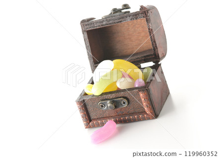 Jelly beans in a treasure chest photographed on a white background 119960352